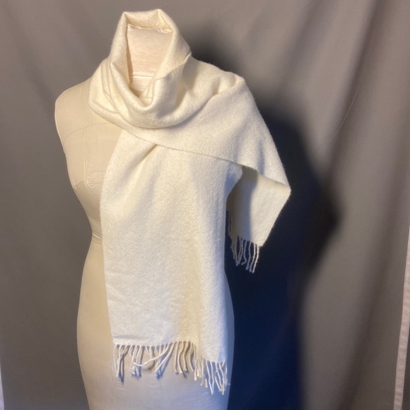 Peruvian Link  Alpaca Collection White Fringe
Scarf - Picture 1 of 5